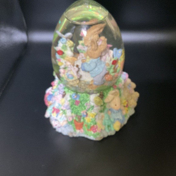 Easter Bunny Musical Snow Globe plays "Here Comes Peter Cottontail" - Picture 10 of 14